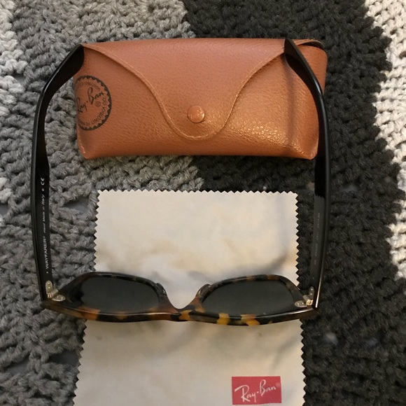 SOLD EUC Ray-Ban Tortoise Wayfarer Sunglasses - Picture 4 of 4